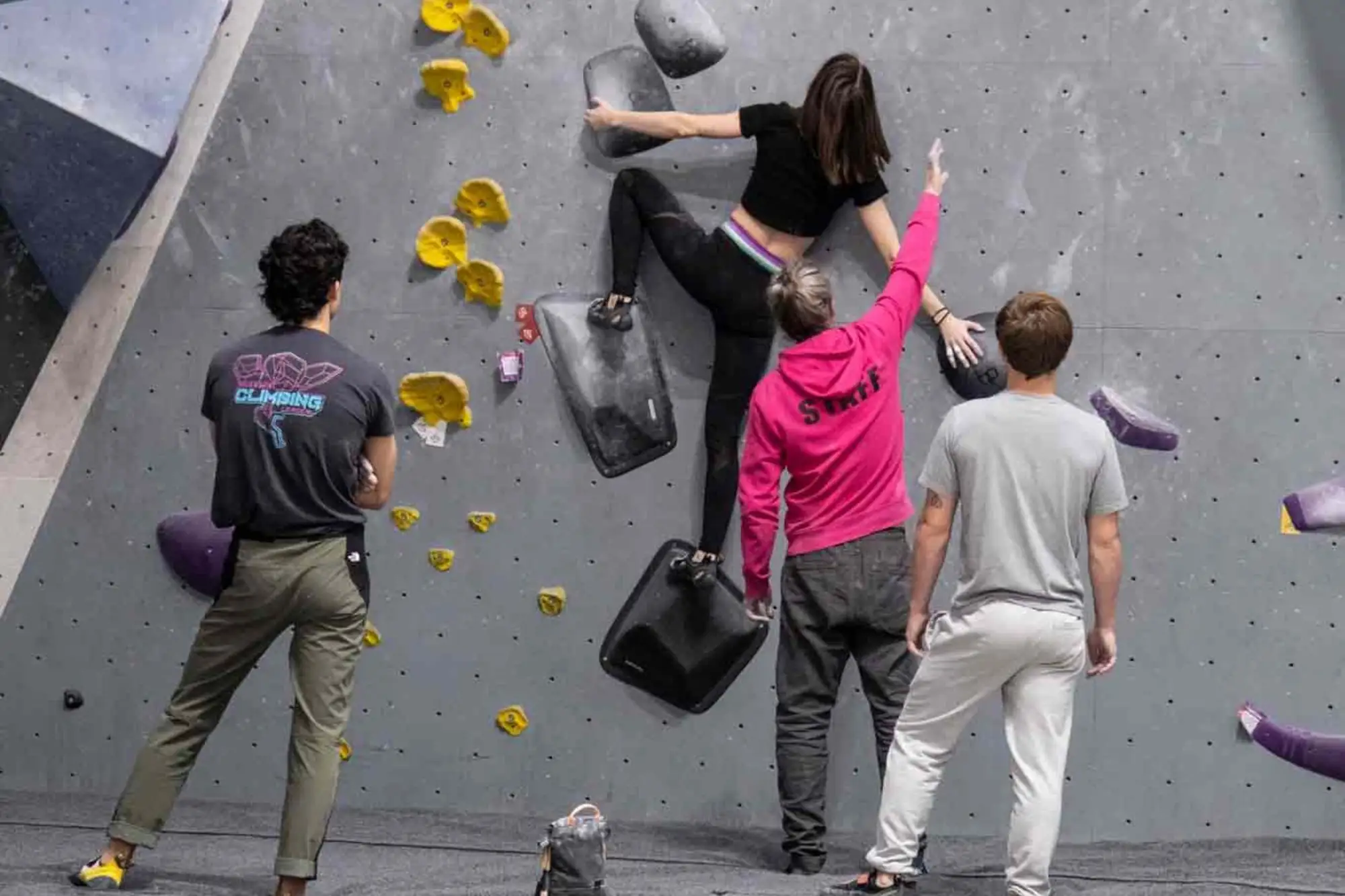 escalada-grupos Grupo de escaladores en sesión de entrenamiento en Sharma Climbing Madrid