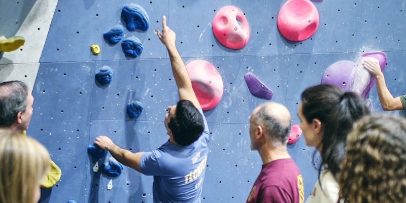 team building en Gavà hombre escalando en rocódromo