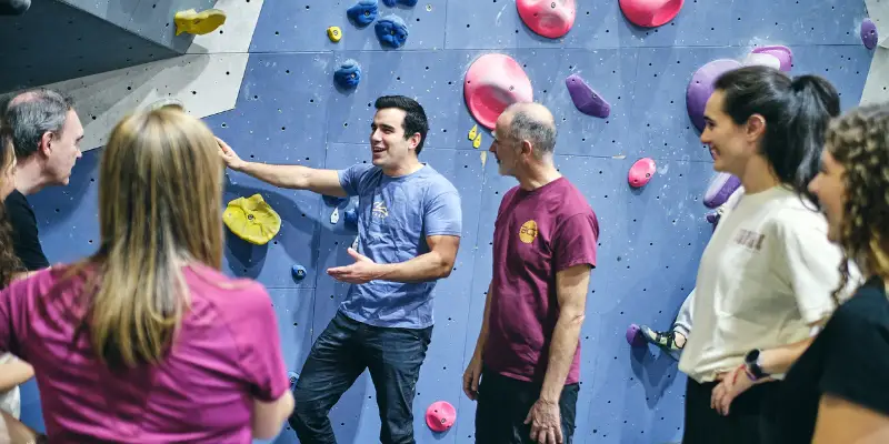 actividades de team building Madrid grupo escuchando indicaciones antes de escalar actividades de team building Madrid grupo escuchando indicaciones antes de escalar