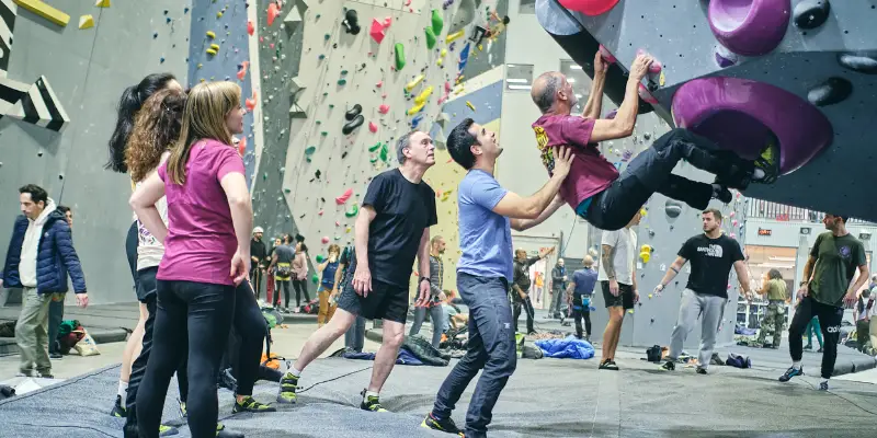 actividades de team building en Madrid grupo de team building escalando en rocódromo