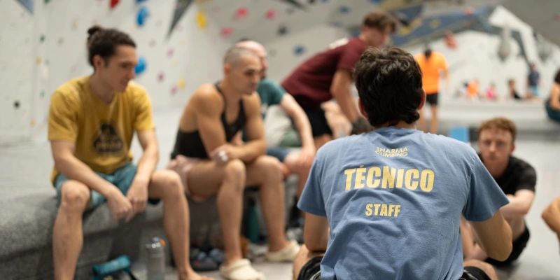 eventos de team building Madrid técnico explicando dinámica a un grupo de team building