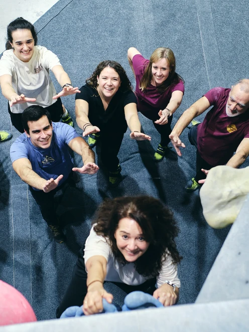 eventos de team building en Madrid mujer escalando en rocódromo