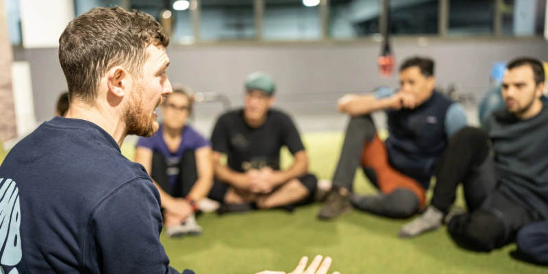 ideas de team building Madrid monitor explicando dinámica a un grupo de team building ideas de team building Madrid monitor explicando dinámica a un grupo de team building