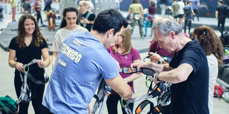 ideas de team building Madrid técnico explicando a un grupo cómo utilizar un arnés ideas de team building Madrid técnico explicando a un grupo cómo utilizar un arnés