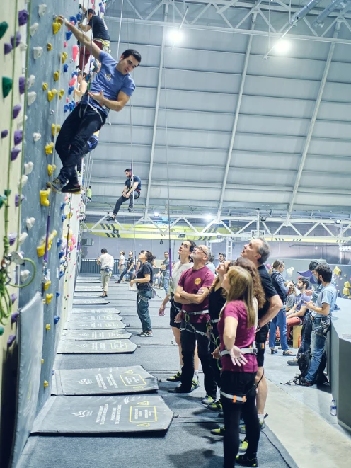 ideas de team building en Madrid monitor explicando técnicas de escalada al grupo de team building ideas de team building en Madrid monitor explicando técnicas de escalada al grupo de team building