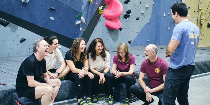 team building Madrid grupo disfrutando antes de escalar