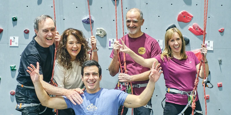 team building Gavà monitor explicando dinámica a un grupo de team building