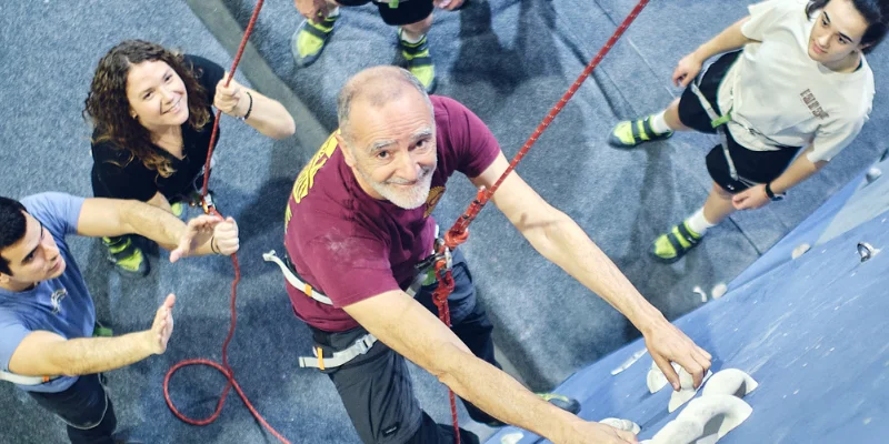 team building en Gavà hombre escalando en rocódromo