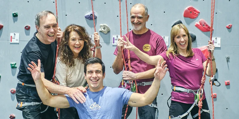 team building en Madrid grupo con técnico en el rocódromo