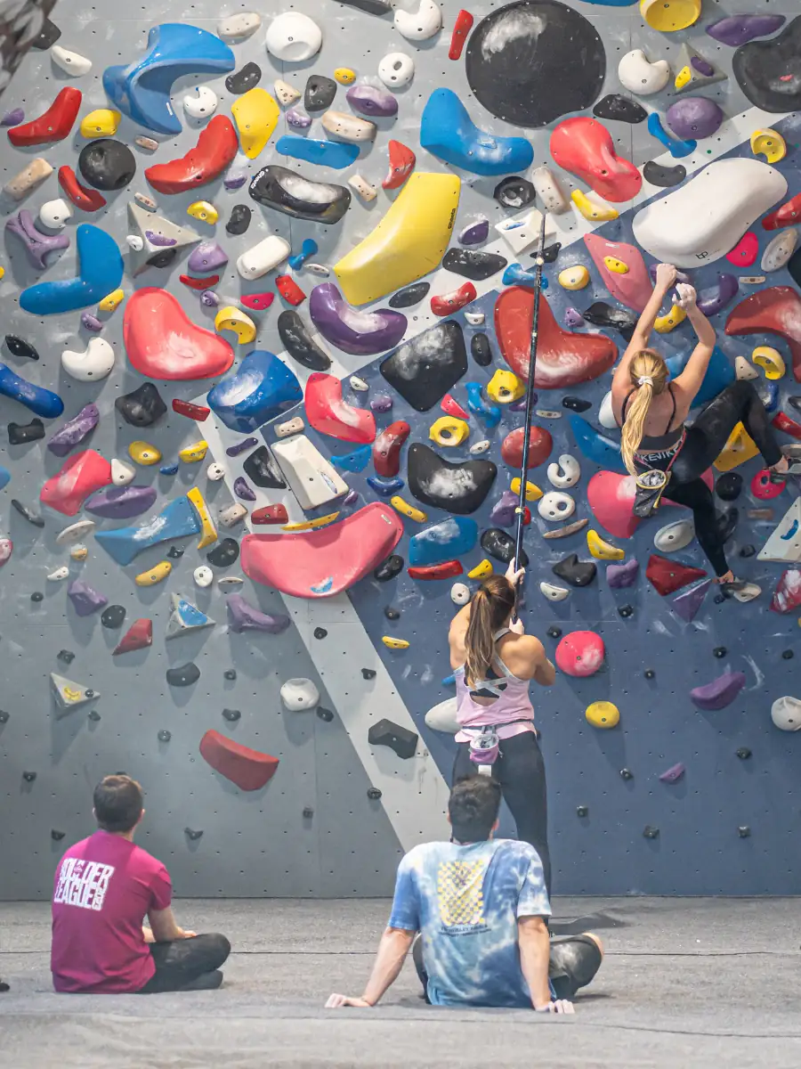 Escalador entrenando en Sharma Climbing